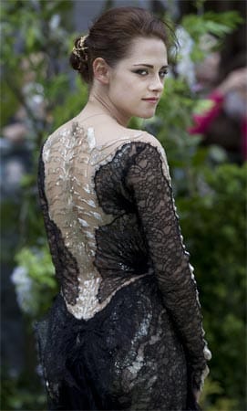 Was mache ich hier eigentlich? Oder was will uns dieser Blick sagen? Vielleicht wäre die 22-jährige Kristen Stewart mit dem Skelett-Design an den Armen und auf dem Rücken ihres Kleides ja auf dem Wave-Gotik-Treffen in Leipzig, dem weltgrößten Grufti-Festival, besser aufgehoben. Neben Charlize Theron sah sie jedenfalls nur farblos aus. Was mache ich hier eigentlich? Oder was will uns dieser Blick sagen? Vielleicht wäre die 22-jährige Kristen Stewart mit dem Skelett-Design an den Armen und auf dem Rücken ihres Kleides ja auf dem Wave-Gotik-Treffen in Leipzig, dem weltgrößten Grufti-Festival, besser aufgehoben. Neben Charlize Theron sah sie jedenfalls nur farblos aus.
