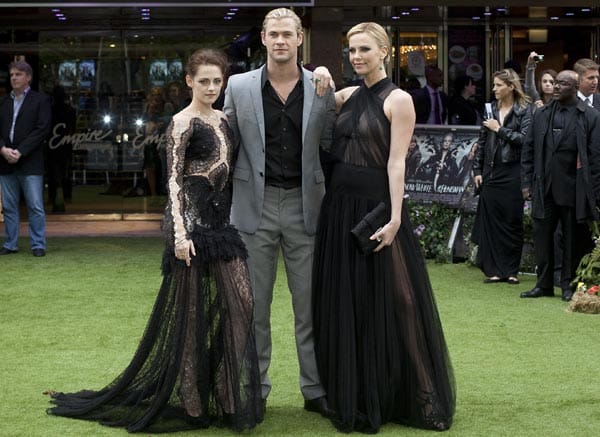 Ach ja - neben den beiden schwarzgewandeten Hauptdarstellerinnen des Films war auch die männliche Hauptrolle in London vertreten. Chris Hemsworth spielt in "Snow White and the Huntsman" den Jäger und sah bei der Premiere in seinem taubengrauen Jackett irgendwie blass aus. Ach ja - neben den beiden schwarzgewandeten Hauptdarstellerinnen des Films war auch die männliche Hauptrolle in London vertreten. Chris Hemsworth spielt in "Snow White and the Huntsman" den Jäger und sah bei der Premiere in seinem taubengrauen Jackett irgendwie blass aus.
