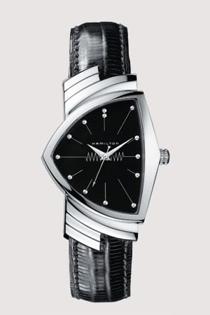 Die elegante Hamilton Ventura Medium kombiniert ihr schwarzes Zifferblatt ganz klassisch mit einem eleganten Edelstahlgehäuse. Die Uhr kostet 595 Euro. Das Modell trugen die Agenten auch schon im ersten MIB-Abenteuer.
