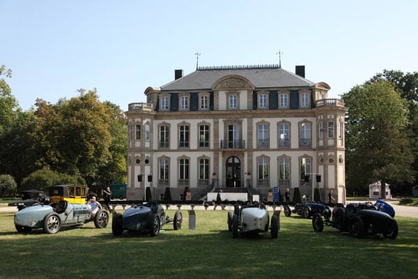 Gleich neben den Fabrikgebäuden residierte er mit seiner Familie im Château Saint Jean. Heutzutage präsentiert es sich ebenso aufwendig rekonstruiert wie die ehemaligen Stallungen und die anderen historischen Gebäude auf dem privaten Parkgelände.