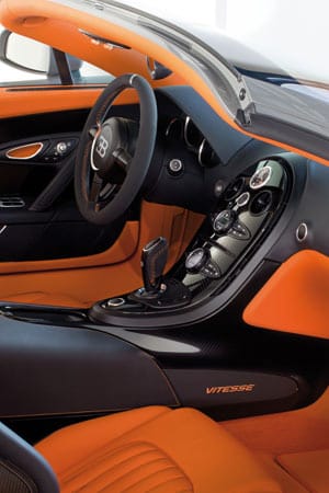 … dabei mit dem Farbton "Tangerine" im Interieur, in dem Bugatti unter anderem die Sitze, Teppiche, Armaturenunterseite sowie Türeinfassungen, Kontrastnähte und "Vitesse"-Schriftzüge gearbeitet hat.