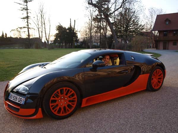 Unser Autor Christian Sauer würde schon ein "Veyron reichen": "Zumindest einmal im Leben dieses Meisterwerk auf vier Rädern fahren zu können, das wünsche ich jedem, der wie ich so lange davon träumt(e)." Dem ist sich auch Bugatti bewusst und so gibt es exklusive Testfahrten nur für Millionäre oder eben für Sie bei wanted.de