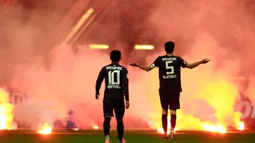 Chaos beim Rückspiel der Relegation zwischen Fortuna und Hertha BSC. Nach dem 2:1 der Gastgeber lodern die Flammen im Düsseldorfer Stadion.