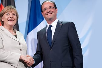 Ein bisschen gequält schaut Angela Merkel nach der Pressekonferenz mit dem neuen französischen Präsidenten Hollande drein