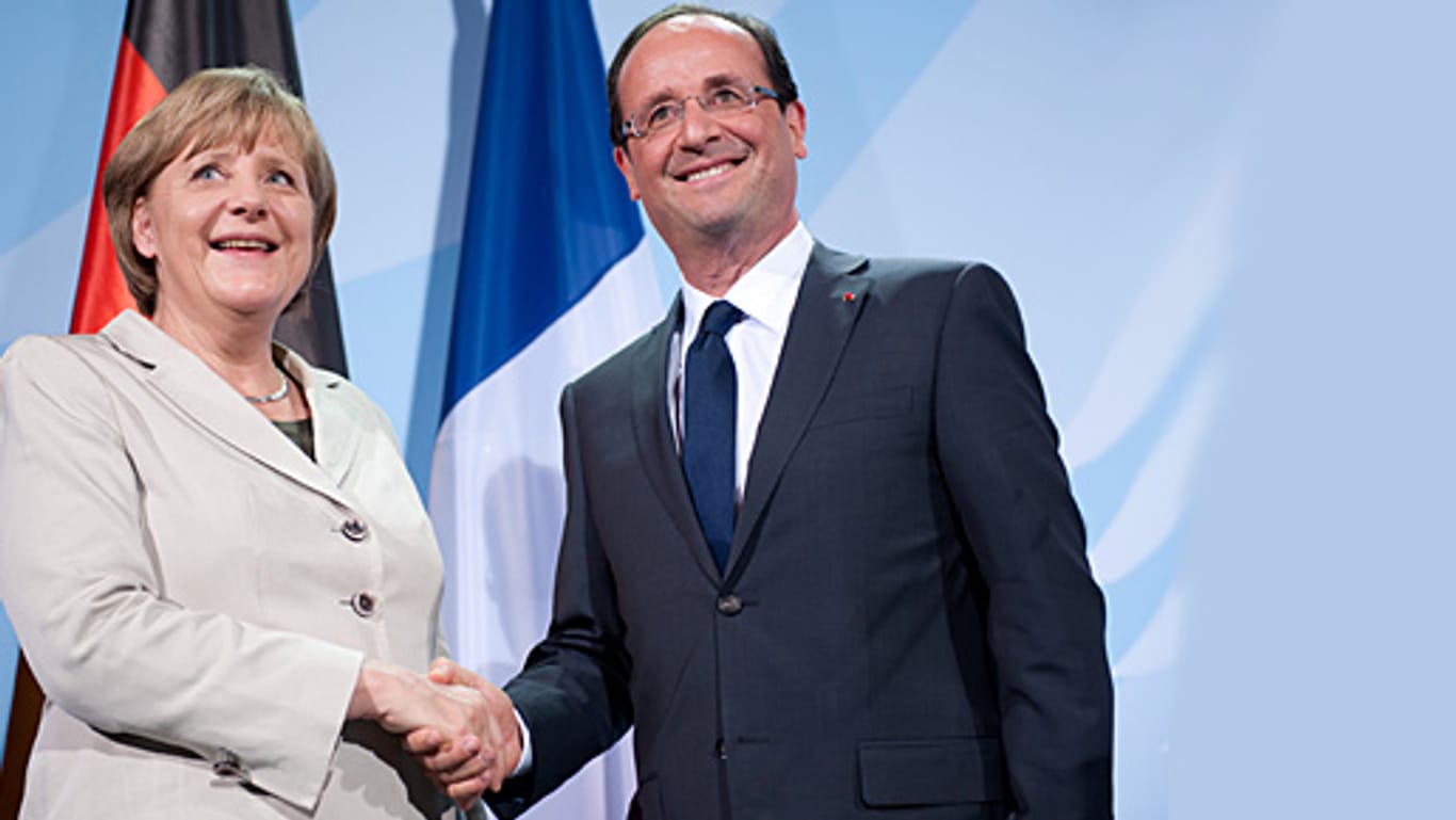 Ein bisschen gequält schaut Angela Merkel nach der Pressekonferenz mit dem neuen französischen Präsidenten Hollande drein