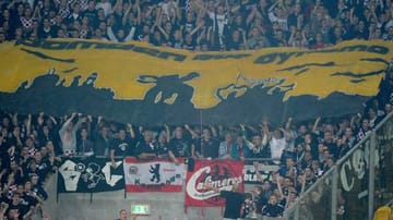 26.9.2011: Im Block von Eintracht Frankfurt wird beim Auswärtsspiel bei Dynamo Dresden ein Transparent mit der Aufschrift "Bomben auf Dynamo" ausgerollt - eine geschmacklose Anspielung auf die Zerstörung Dresdens im Zweiten Weltkrieg.