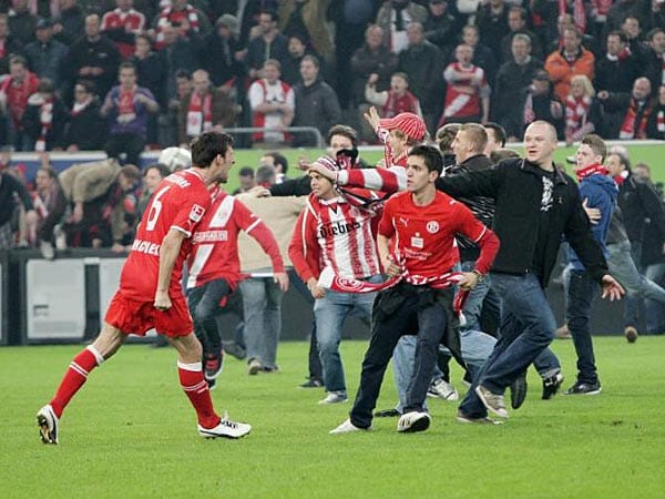 15. Mai 2011: Fortuna Düsseldorf steht im Relegationsspiel gegen Hertha BSC eine Minute vor dem Aufstieg in die Bundesliga, dann stürmen Hunderte Zuschauer den Rasen, weil sie das Spiel für abgepfiffen halten.
