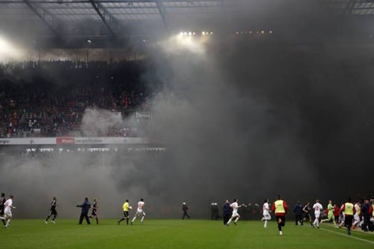 5. Mai 2012: Am 34. Spieltag steigt der 1. FC Köln nach einem 1:4 gegen Bayern München aus der Bundesliga ab. Auf den Rängen werden Rauchbomben und Pyrotechnik gezündet, der Platz wird gestürmt. "Das sind keine Fans, das sind Idioten, die die Fußballbühne nutzen", sagt Mario Gomez später.