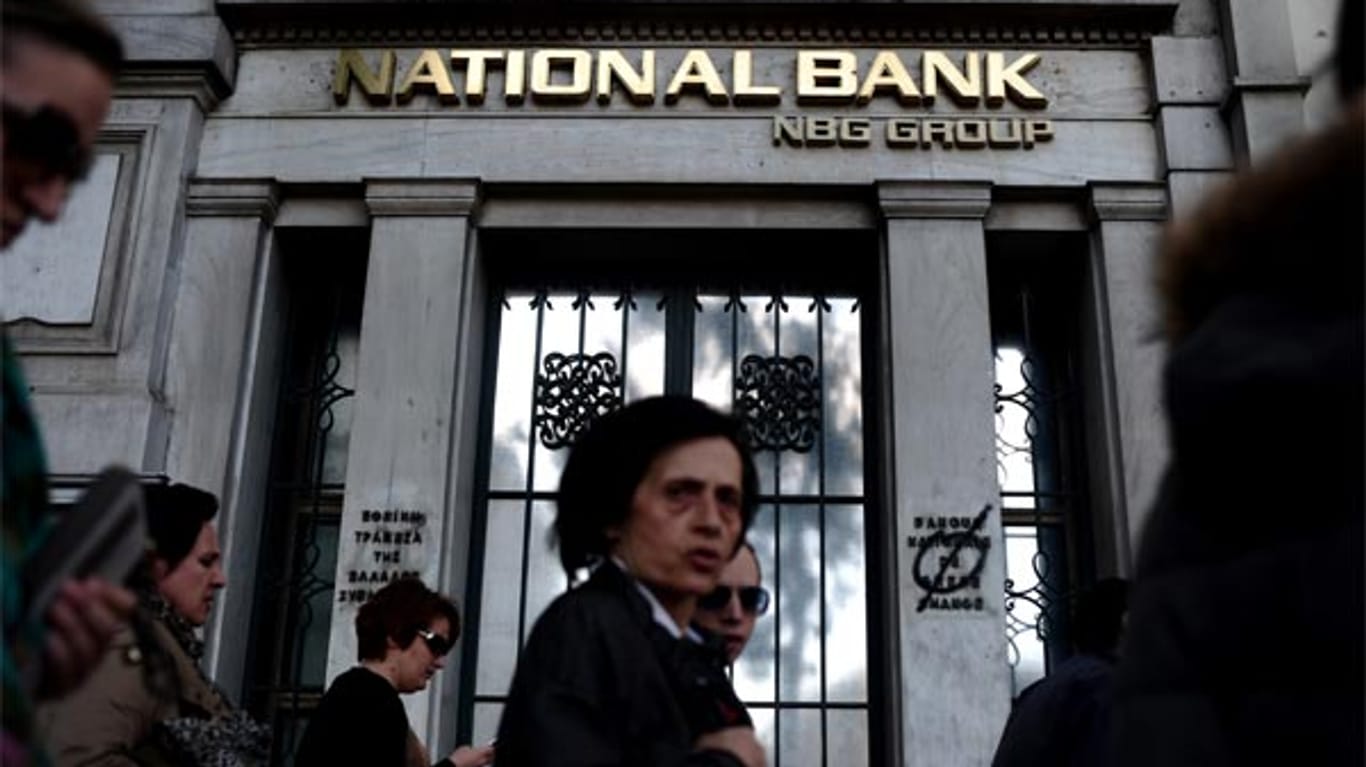 Viele Griechen stürmen zur Bank, um ihr Geld abzuheben