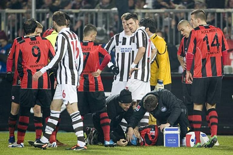 19. Dezember 2011: Eintracht Frankfurts Pirmin Schwegler wird beim Spiel beim FC St. Pauli von einer Kassenrolle am Kopf getroffen und leicht verletzt. St. Pauli wird später zu einer Geldstrafe von 50.000 Euro verurteilt.