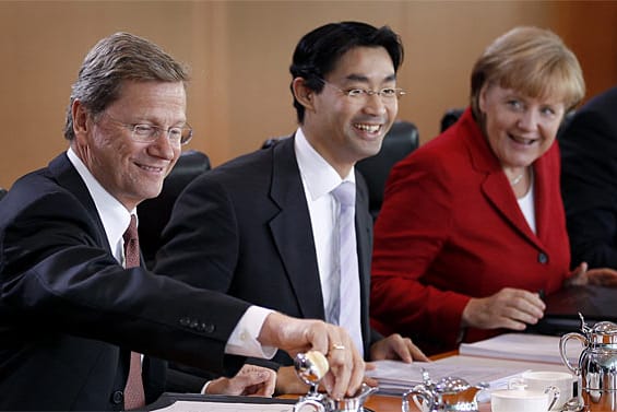 Über mehr Geld können sich möglicherweise bald die Minister und die Kanzlerin freuen