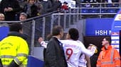 Paolo Guerrero sorgte im April 2010 unmittelbar nach dem 0:0 seines Klubs Hamburger SV gegen Hannover 96 für einen Eklat: Der Stürmer aus Peru stoppte auf dem Weg vom Platz und warf mit einer Trinkflasche auf einen Zuschauer. Der Mann wurde voll im Gesicht getroffen. Offenbar ging dem Wurf eine Beleidigung voraus. Guerrero wurde für fünf Spiele gesperrt und musst eine vereinsinterne Geldstrafe zahlen.
