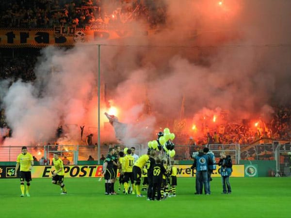Fans von Dynamo Dresden werfen beim DFB-Pokalspiel im Oktober 2011 bei Borussia Dortmund ständig Böller und Raketen. Der DFB schließt den Dresden daraufhin für die nächste Saison vom DFB-Pokal aus, später wird der Klub begnadigt.