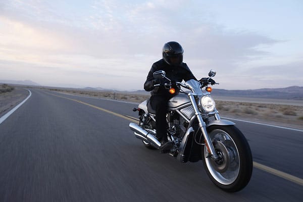 Mit der Harley Davidson entlang der Route 66: Einen Goliat an geballter Kraft bezwingen und durch unendliche Weiten brausen, das ist grenzenlose Freiheit. Motorräder gehören zu den Lieblingsspielzeugen vieler Männer, und nichts ist klassischer als eine Harley. Sie hat die wundervolle Aura einer draufgängerischen Rockerbande. Und keine andere Straße ist wohl so berühmt wie die Route 66 in den USA. Mit der Harley Davidson entlang der Route 66: Einen Goliat an geballter Kraft bezwingen und durch unendliche Weiten brausen, das ist grenzenlose Freiheit. Motorräder gehören zu den Lieblingsspielzeugen vieler Männer, und nichts ist klassischer als eine Harley. Sie hat die wundervolle Aura einer draufgängerischen Rockerbande. Und keine andere Straße ist wohl so berühmt wie die Route 66 in den USA.