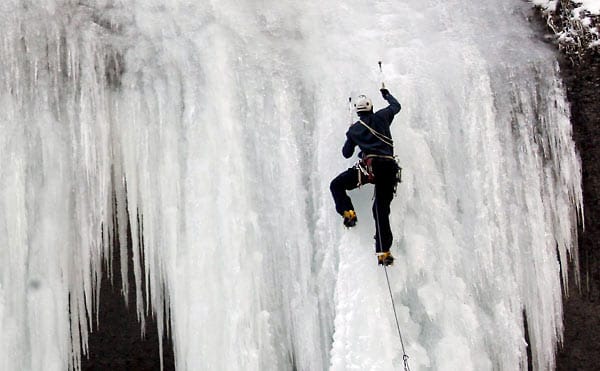 Nichts für Faulpelze mit Höhenangst: Für alle Sportskanonen, die sich selbst Zuhause gerne auspowern und auch eine Vorliebe für Berge, Schnee und Eis an den Tag legen, gibt es nichts, das den Adrenalinspiegel so sehr in die Höhe schnellen lässt wie Eisklettern. Und nirgends geht das besser als im Rjukan Gebiet in Süd-Norwegen. Nichts für Faulpelze mit Höhenangst: Für alle Sportskanonen, die sich selbst Zuhause gerne auspowern und auch eine Vorliebe für Berge, Schnee und Eis an den Tag legen, gibt es nichts, das den Adrenalinspiegel so sehr in die Höhe schnellen lässt wie Eisklettern. Und nirgends geht das besser als im Rjukan Gebiet in Süd-Norwegen.