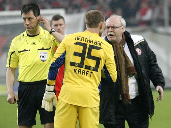 Bevor Schiedsrichter Wolfgang Stark (li.) die Partie fortsetzt, diskutieren Hertha-Keeper Thomas Kraft und Fortuna-Manager Wolf Werner.