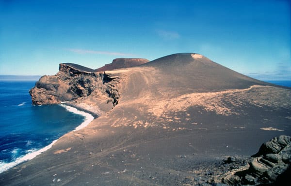 Westspitze der Insel Faial mit dem 1957 ausgebrochenen Vulkan Capelinhos.