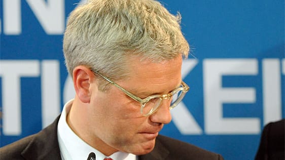 Nach seiner Niederlage in NRW ist Norbert Röttgen nun auch seinen Posten als Umweltminister los Nach seiner Niederlage in NRW ist Norbert Röttgen nun auch seinen Posten als Umweltminister los