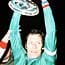 Nachdem sich die Münchner in der Saison 1975/76 in der Bundesliga nur auf Rang zehn schleppen, starten sie im Europapokal noch einmal richtig durch. "Bulle" Roth beschert den Bayern mit seinem Tor gegen St. Etienne zum dritten Mal in Folge den begehrtesten Pokal Fußballeuropas. Stolz präsentiert der Mittelfeldspieler den Pokal im Glasgower Hampden Park.