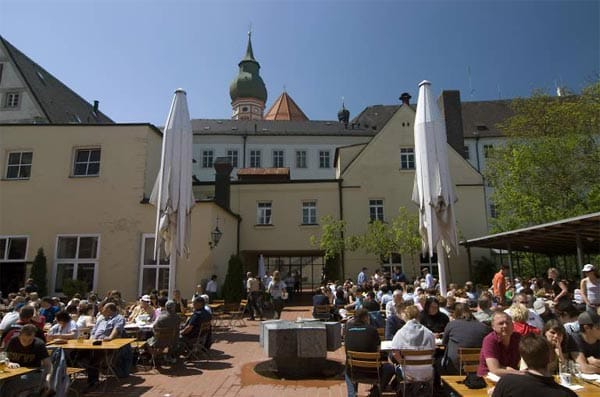 Der "Heilige Berg" mit dem Kloster Andechs rund 40 Kilometer westlich von München ist ein Muss für jeden Besucher.