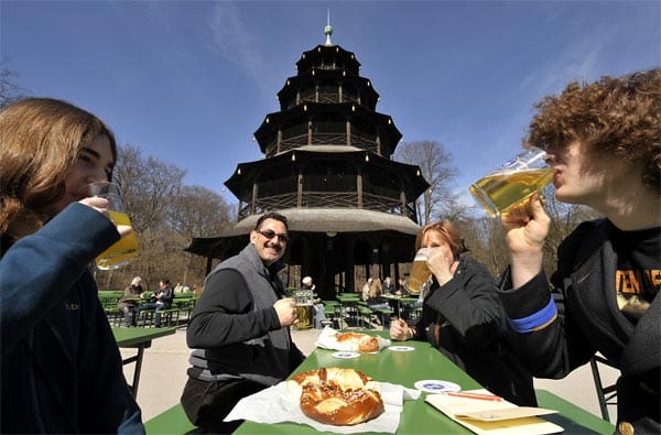 Der Biergarten am Chinesischen Turm im Englischen Garten ist der zweitgrößte in München. Mit seinen rund 7000 Plätzen ist er auch ein Anziehungspunkt für Touristen.