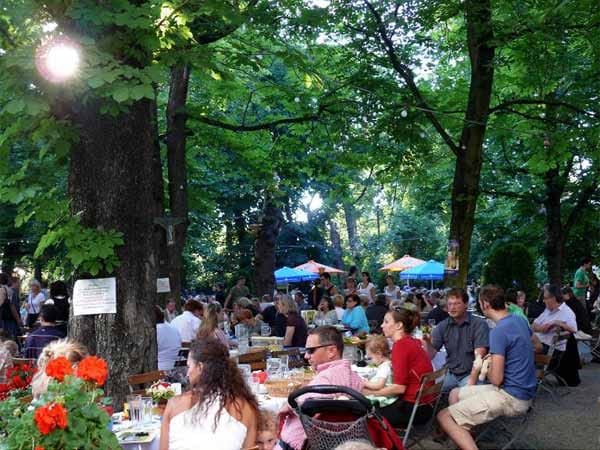 Mitten im Szenestadtteil Haidhausen lockt der gemütliche Hofbräukeller-Biergarten mit 1700 Plätzen auch viele junge Menschen.