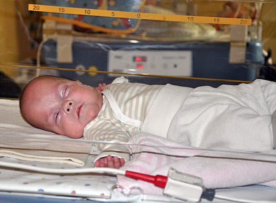 Frühchen Frieda kam nach 21 Wochen und fünf Tagen Schwangerschaft zur Welt. Damit ist sie das jüngste Frühchen, das in Europa bisher überlebte. Im April 2011 durfte sie mit gesunden 3500 Gramm das Krankenhaus verlassen.