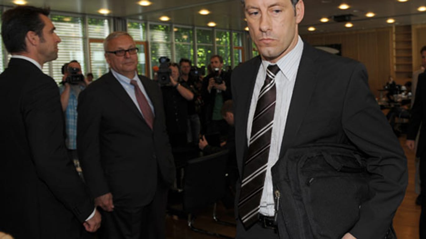 Schiedsrichter Wolfgang Stark sagt vor dem DFB-Sportgericht in Frankfurt am Main aus.