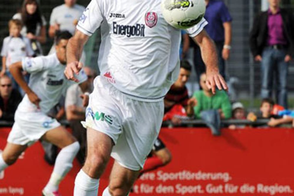 Der CFR Cluj sichert zum dritten Mal die rumänische Meisterschaft. Durch einen 3:2-Erfolg bei Stadtrivale Universitatea Cluj hat das Team von Trainer Ioan Andone ein Spiel vor Saisonende drei Punkte Vorsprung auf den FC Vaslui und ist dank des gewonnenen direkten Vergleichs nicht mehr von der Tabellenspitze zu verdrängen