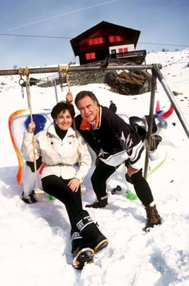 Ein Bild aus glücklichen Tagen: Der Schweizer Showmaster Kurt Felix und seine Frau Paola posieren am 4.2.1999 unterhalb des Matterhorns in der Schweiz.