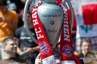 Bayern-Fans präsentieren bereits das Objekt der Begierde - bislang aber nur aus Plastik.