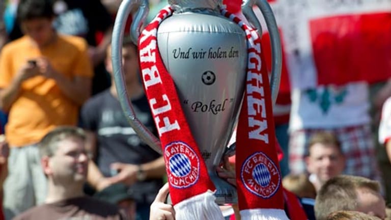 Bayern-Fans präsentieren bereits das Objekt der Begierde - bislang aber nur aus Plastik.