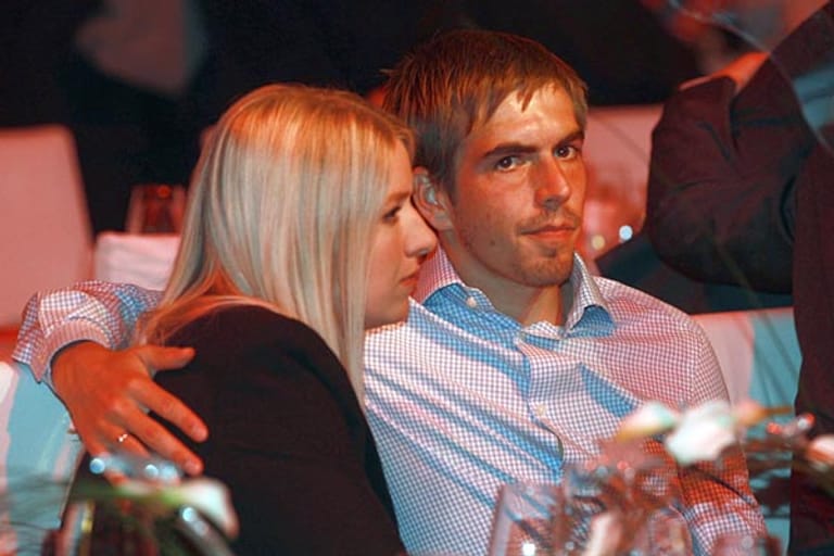Frust auch bei Philipp Lahm beim Bayern-Bankett. Selbst seine Frau Claudia kann ihn nicht aufmuntern.
