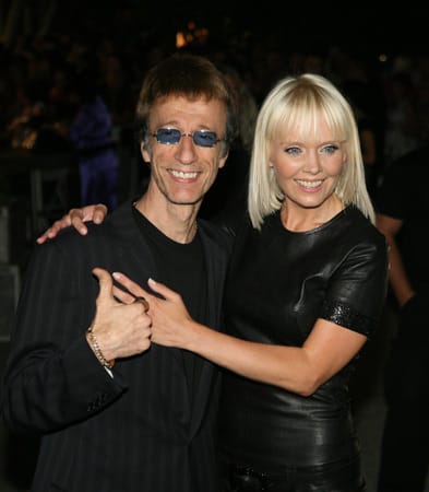 Robin Gibb und die Sängerin Valeria nahmen 2008 den Bee-Gees-Hit "Stayin Alive" erneut zusammen auf.
