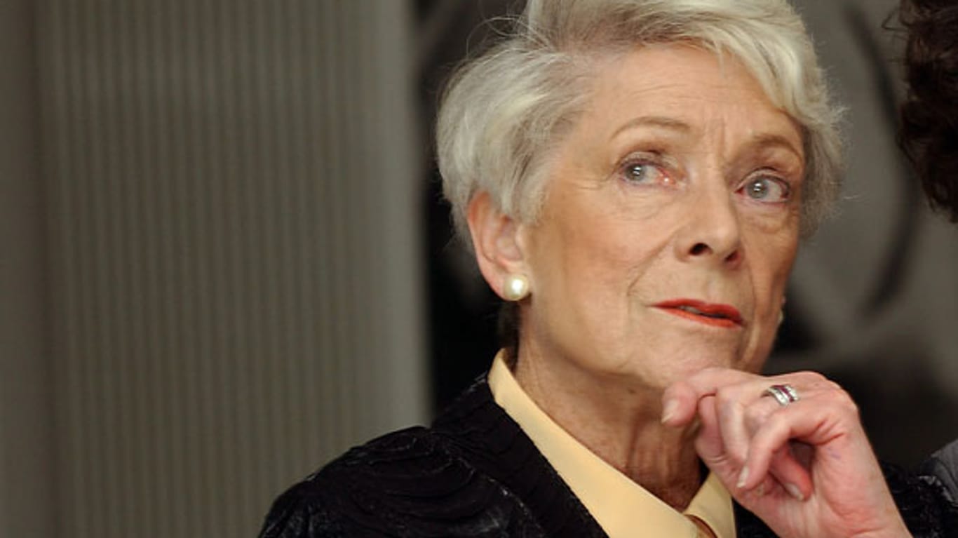 Film-Diva Ruth Leuwerik (88) liegt nach einem schweren Sturz im Krankenhaus.