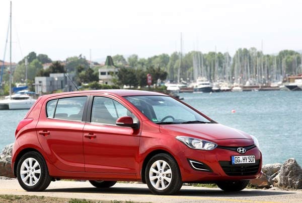 Im Sommer 2012 kommt der Hyundai i20 im neuen Gewand auf den europäischen Markt. Nach der Überarbeitung will der Koreaner den Klassenprimus VW Polo mit einer verbesserten Ausstattung und einem Spar-Diesel angreifen.