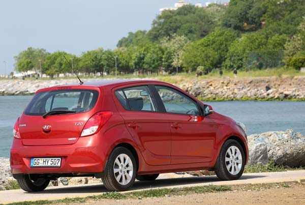 Der Basispreis des Hyundai i20 blue 1.1 CRDi als 5-Türer (Diesel) liegt bei 14.360 Euro. Man kann aber deutlich günstiger i20 fahren. Die Preise beginnen mit dem 1.2 Classic mit dem kleinen Benzinmotor und 3 Türen bei 11.500 Euro.