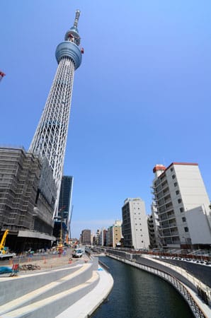 Die Gesamthöhe des nadelförmigen Turms ergibt im Japanischen ein Wortspiel: Die Zahlen 6, 3 und 4 können als "Mu-sa-shi" gelesen werden; so lautet der altertümliche Name der Gegend.