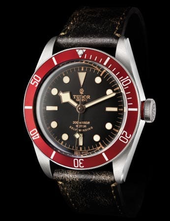 Und hier das genaue Gegenteil zur "Dreadnought". Die Tudor "Heritage Black Bay" ist eine wunderschöne Uhr, die eine Hommage an eine Uhr aus den 1950er Jahren ist. Durch ihre schlanke Form passt sie prima zum Anzug. Leider ist das Saphir-Glas nicht entspiegelt, dafür gibt es eine Menge Vintage-Charme.