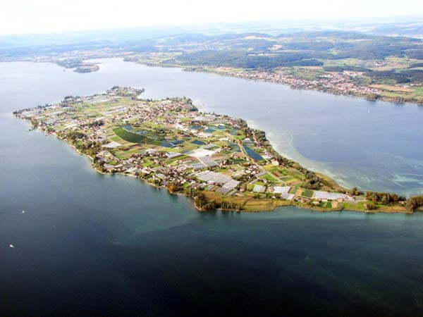 Die Insel Reichenau aus der Vogelperspektive: Gerade mal 4,3 Quadratkilometer Fläche besitzt das Eiland.