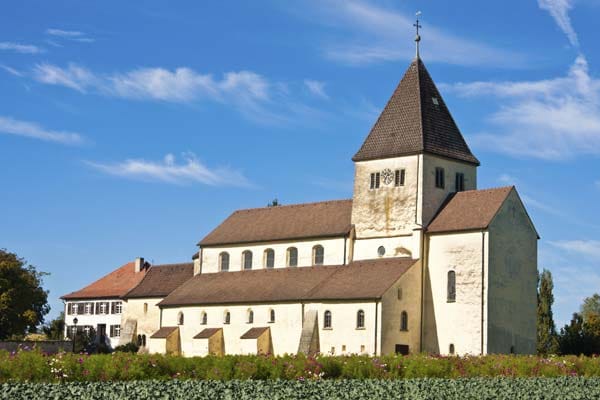 Sankt Georg steht hier wie eine Festung Gottes, erbaut um das Jahr 900, mit wunderschönen Wandmalereien, ohne Schnickschnack. Spezialisten bemühen sich, das Klima im Innenraum der Kirche so zu stabilisieren, dass die wertvollen und unter dem Schutz der Unesco stehenden Fresken nicht weiter gefährdet werden.