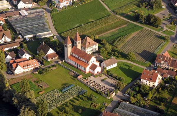 St. Peter und Paul in Niederzell an der Westspitze der Insel Reichenau wird gern besucht.