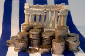 Eine zweite Währung könnte Hellas in der Eurozone halten, meint die Deutsche Bank