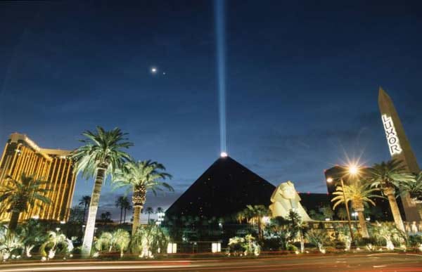 Las Vegas ist bekannt für seine Superlative. Aus der Spitze der Pyramide des "Luxor Hotels" schießt ein Lichtstrahl in den Himmel, der so stark ist, dass man ihn angeblich selbst im All sieht.