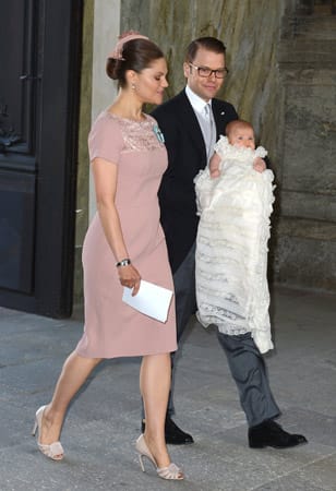 Victoria von Schweden und ihr Mann Daniel betreten mit Estelle die Stockholmer Schlosskirche.