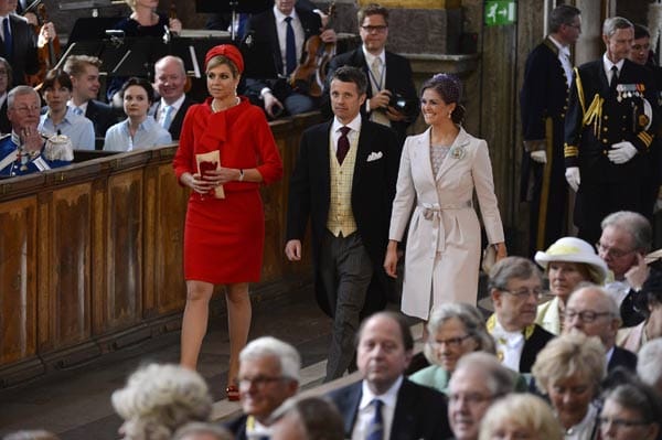 Prinzessin Maxima der Niederlande, Kronprinz Frederik von Dänemark und Prinzessin Madeleine kommen in die Stockholmer Schlosskirche.