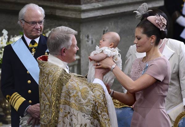 Als Erzbischof Anders Wejryd die kleine Prinzessin für die Taufzeremonie selbst in den Arm nahm, schrie sie nicht entsetzt auf, sondern entließ einen verblüffend tief klingenden Quietschton in das Mikrofon des Kirchenmannes. Die Mutter musste kichern.