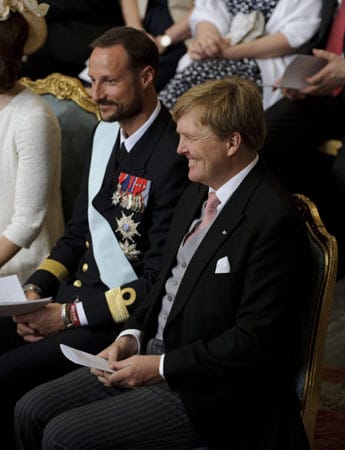Das sind die royalen Taufpaten von Klein Estelle: Prinz Haakon und Prinz Willem-Alexander.