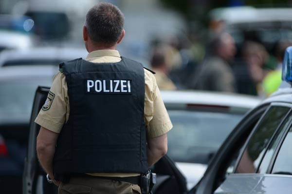 Ein Achtklässler hantiert mit zwei scharfen Waffen herum und feuert Schüsse ab. Ein Achtklässler hantiert mit zwei scharfen Waffen herum und feuert Schüsse ab.