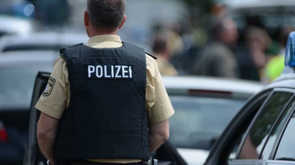 Ein Achtklässler hantiert mit zwei scharfen Waffen herum und feuert Schüsse ab.